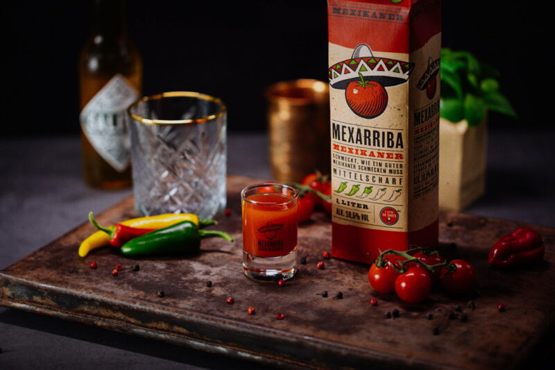Mexarriba Mexikaner mit frischen Tomaten und Chilis in dunkler Atmosphäre