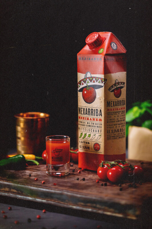 Mexarriba Mexikaner mit frischen Tomaten und Chilis in dunkler Atmosphäre